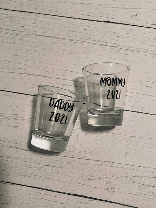 Mommy and daddy shot glass set, mom shot glass, dad shot glass, new parents gift, Christmas gift for mom, new dad gift